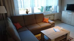 ein Wohnzimmer mit Sofa und Tisch in der Unterkunft Ferienwohnung Berger in Greven