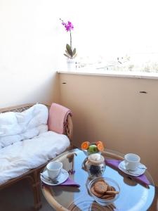 ein Wohnzimmer mit einem Couchtisch und einem Sofa in der Unterkunft Spider Apartments in Pirovac