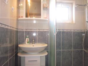 Un pequeño baño con lavabo y ducha. en APARTMANI KREŠIĆ 1 HVAR, en Hvar