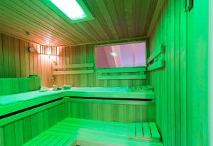 ein grünes Zimmer mit 2 Betten in einer Sauna in der Unterkunft Apartments and Rooms kod Eli in Ravna Gora