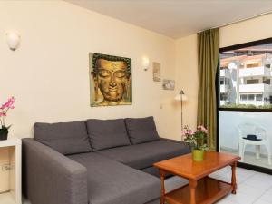 ein Wohnzimmer mit einem grauen Sofa und einem Tisch in der Unterkunft Apartment Euromar by Interhome in Torremolinos