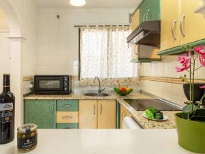 Kuchyňa alebo kuchynka v ubytovaní Apartment Euromar by Interhome