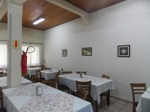 Hotel Mattes tesisinde bir restoran veya yemek mekanı