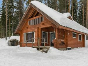 una cabaña de madera en la nieve en el bosque en Holiday Home Vuorilahti by Interhome, en Savonranta