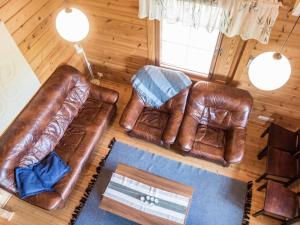 2 braune Ledersofas im Wohnzimmer in der Unterkunft Holiday Home Värikatti by Interhome in Vuokatti + 24 Fotos
