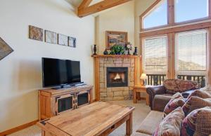 TV a/nebo společenská místnost v ubytování Mount Enentah 37 Condo