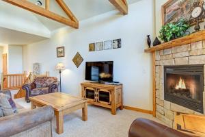 Posezení v ubytování Mount Enentah 37 Condo + 30 fotografií