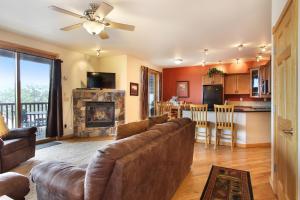 TV a/nebo společenská místnost v ubytování Chiefs Head Peak 21B Condo