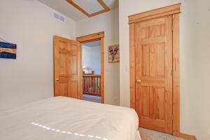 Postel nebo postele na pokoji v ubytování Nisa Mountain 36 Condo