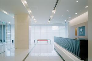 um corredor com um banco num edifício em Hotel Urbic Kagoshima em Kagoshima