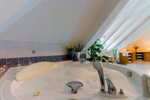 Ein Badezimmer in der Unterkunft Apartments and Rooms kod Eli