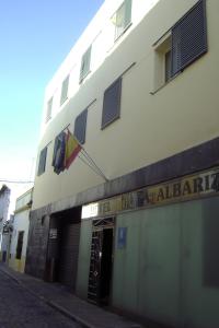 a building with a flag on the side of it at La Albarizuela in Jerez de la Frontera