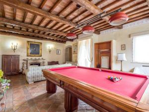 salon ze stołem bilardowym w obiekcie Villa Vista da Rocca di Papa-2 by Interhome w mieście Rocca di Papa +37 zdjęć