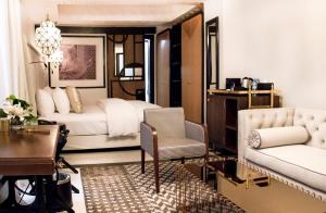 1 dormitorio con 2 camas, mesa y silla en Riad Dar Saba - Saba's House, en Tánger