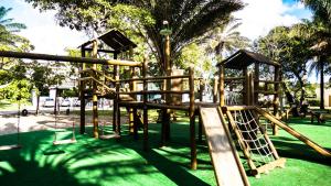 Busca-VidaにあるBahia Plaza Hotelの木製の遊び場(滑り台付)のある公園