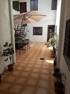 an empty hallway with a table and an umbrella at Mediterraneo Apartments (Recreo) in Viña del Mar