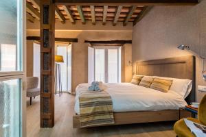 a bedroom with a bed with a teddy bear on it at Placentines 5 in Seville