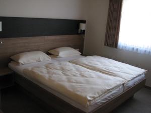 Llit o llits en una habitació de Karpfenhaus Feuchtwangen