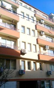 un grand immeuble avec balcon et climatisation dans l'établissement Central Studio Apartment - Varna City, à Varna