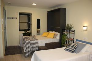 - une chambre avec deux lits et un canapé dans l'établissement Casa Do Medio, à Saint-Jacques-de-Compostelle