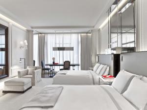 Postel nebo postele na pokoji v ubytování Baccarat Hotel and Residences New York + 37 fotografií