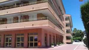 ein Gebäude mit einem Balkon darauf in der Unterkunft Optimist in Cambrils