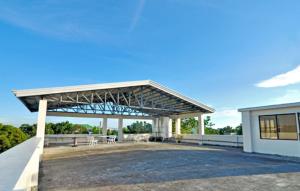 un padiglione con tavoli e sedie in cima a un edificio di El Haciendero Private Hotel a Città di Iloilo