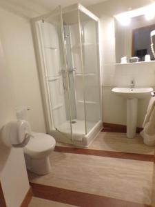 Koupelna v ubytování Logis Hôtel de France