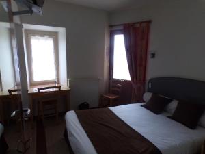 Postel nebo postele na pokoji v ubytování Logis Hôtel de France