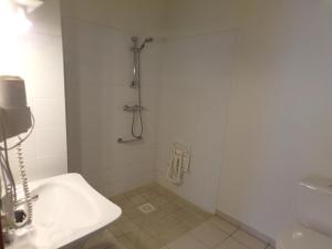 Koupelna v ubytování Logis Hôtel de France