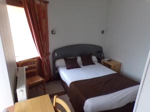 Postel nebo postele na pokoji v ubytování Logis Hôtel de France