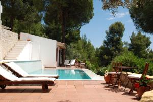 een zwembad met stoelen en een huis bij VILLA ISMINI, Skiathos in Skiathos-stad