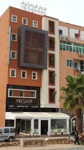 un edificio con un furgone parcheggiato di fronte di Hotel VELSATIS a Beni Mellal