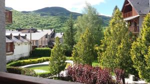 a view of a town with trees and a pond at Inmocyma Casa Cervino, La Coma de Alba-Benasque in Benasque