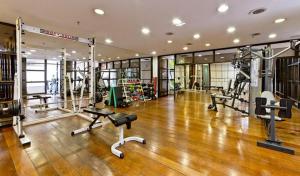 - une salle de sport avec plusieurs tapis de course et machines dans l'établissement EDIFICIO LORENA, à São Paulo