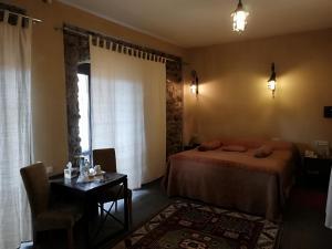 Uma cama ou camas num quarto em Tufenkian Old Dilijan Complex
