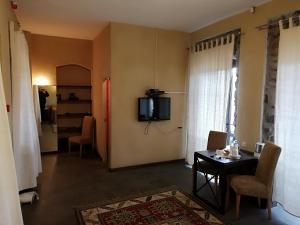 Uma televisão e/ou sistema de entretenimento em Tufenkian Old Dilijan Complex