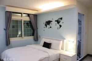 A bed or beds in a room at Peacock hotel