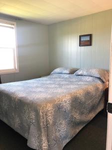 Tempat tidur dalam kamar di Cottages On PEI-Oceanfront