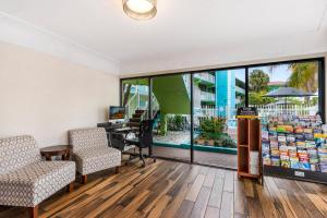 een lege wachtkamer met stoelen, een bureau en ramen bij Ocean Reef Hotel in Fort Lauderdale