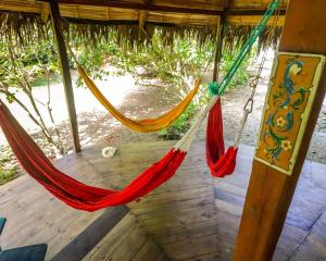 um par de redes penduradas num telhado em Las Cabañas de la Iguana em Ayampe