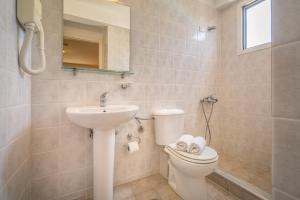 Koupelna v ubytování Timos Hotel