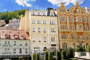 um grupo de edifícios ao lado um do outro em Heluan em Karlovy Vary