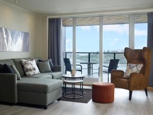 ein Wohnzimmer mit Sofa und Tisch in der Unterkunft Son Spa in Son