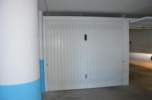 una gran puerta blanca de garaje en una habitación en Miramare 22, en Castelsardo