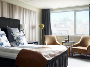 une chambre d'hôtel avec un lit, deux chaises et une fenêtre dans l'établissement Son Spa, à Son