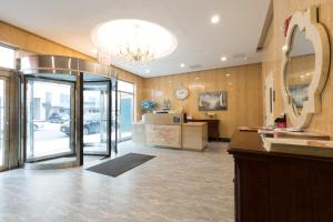 a large lobby with a mirror and a salon at Mayfair Inn and Suites in Queens