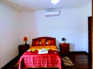 Un pat sau paturi într-o cameră la Casa Vale do Rio Ovil
