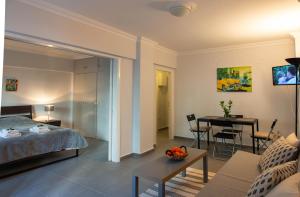 ein Wohnzimmer mit einem Bett und einem Esszimmer in der Unterkunft Athens Garden House - 3 Guests in Athen