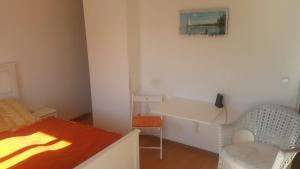 a small bedroom with a bed and a desk at Appartement in Glinde in Glinde